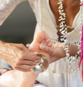 massage des pieds-ayurvédique-rituel-bol kansu-bien-être-soin sonore-sonothérapie-Koundal