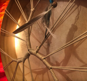 Tambour médecine-sur cadre-chamanique-Modèle La Croisée des Mondes-Fabrication artisanale française- Koundal
