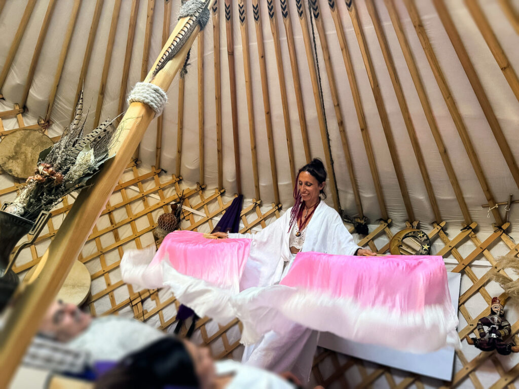 Inauguration yourte Koundal-Immersion sensorielle-Gwam-artiste holistique-éventails de soie-Bulle de ressourcement au Moulin de Florette-Marseille
